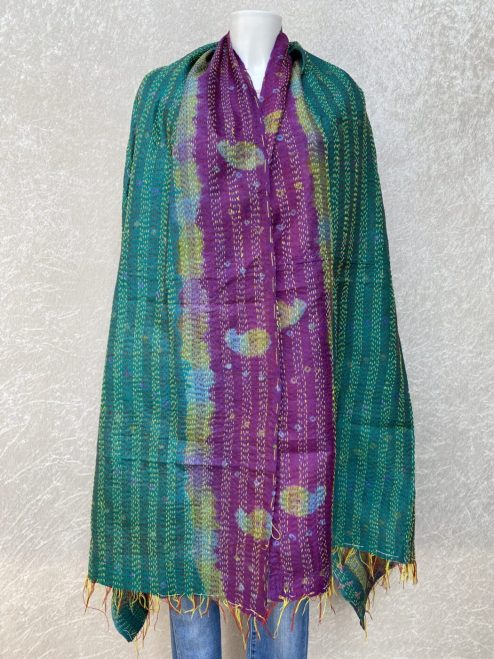 Kantha sjaal uit india.Met de hand doorgeregen, duizenden steekjes tesamen, vormt de basis van deze sjaals die van twee vintage sari's zijn gemaakt. Elke kantha sjaal is dus uniek!