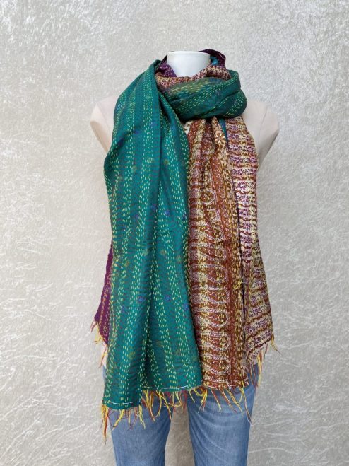 Kantha sjaal uit india.Met de hand doorgeregen, duizenden steekjes tesamen, vormt de basis van deze sjaals die van twee vintage sari's zijn gemaakt. Elke kantha sjaal is dus uniek!