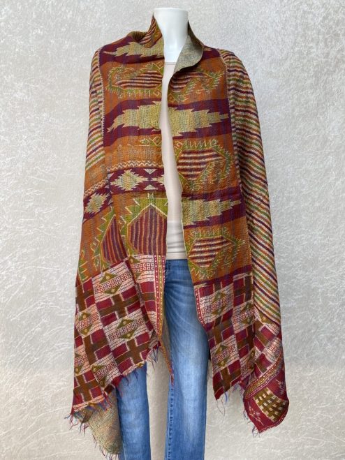 Kantha sjaal uit india.Met de hand doorgeregen, duizenden steekjes tesamen, vormt de basis van deze sjaals die van twee vintage sari's zijn gemaakt. Elke kantha sjaal is dus uniek!