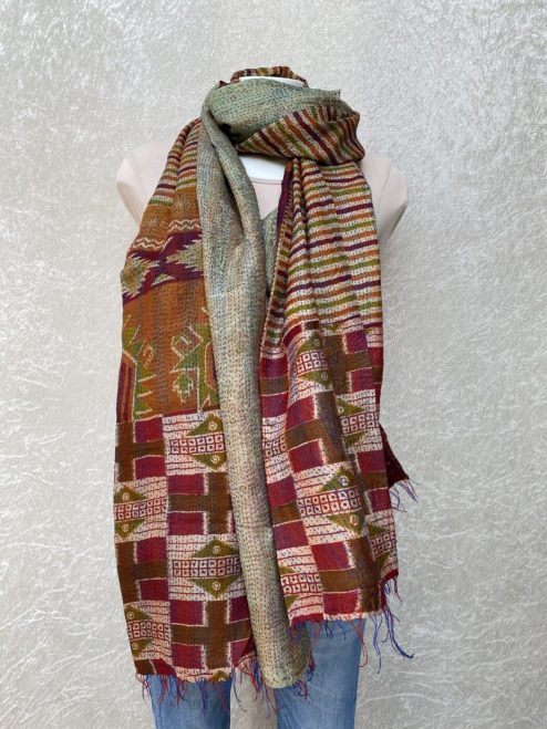 Kantha sjaal uit india.Met de hand doorgeregen, duizenden steekjes tesamen, vormt de basis van deze sjaals die van twee vintage sari's zijn gemaakt. Elke kantha sjaal is dus uniek!