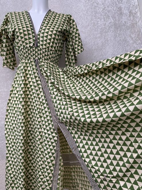 Schitterende zomerjurk, gemaakt van blockprint stof die geheel met de hand gestempeld is. Superacht elastiek net onder de borst voor een mooie snit. Honderd procent katoen en past maat XS-XXL tot en met Cupmaat G