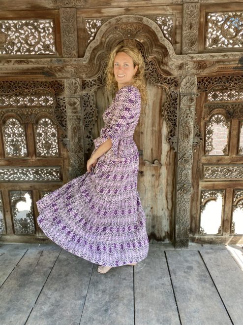 Schitterende lange zomerjurk, gemaakt van blockprint stof die geheel met de hand gestempeld is in India. Superacht elastiek net onder de borst voor een mooie snit. Honderd procent katoen en past maat XS-XXL tot en met Cupmaat G