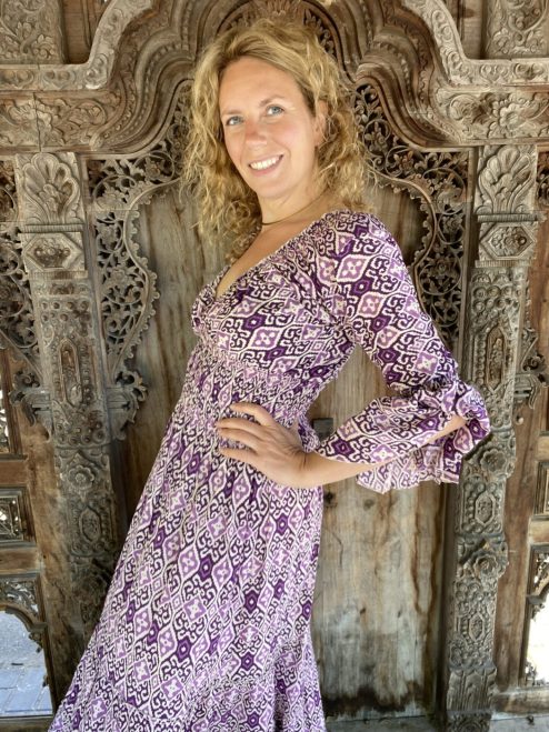 Schitterende lange zomerjurk, gemaakt van blockprint stof die geheel met de hand gestempeld is in India. Superacht elastiek net onder de borst voor een mooie snit. Honderd procent katoen en past maat XS-XXL tot en met Cupmaat G