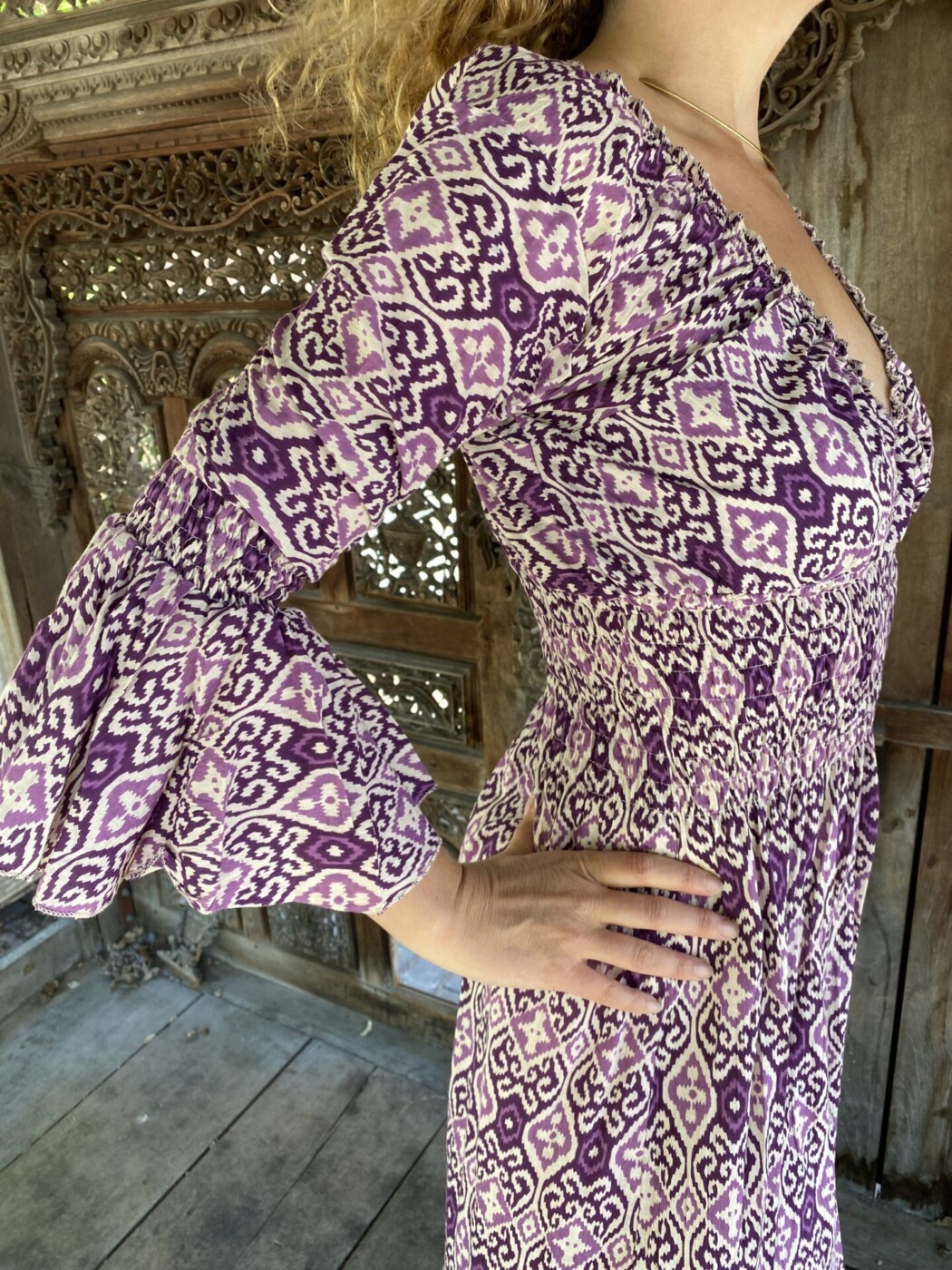 Schitterende lange zomerjurk, gemaakt van blockprint stof die geheel met de hand gestempeld is in India. Superacht elastiek net onder de borst voor een mooie snit. Honderd procent katoen en past maat XS-XXL tot en met Cupmaat G