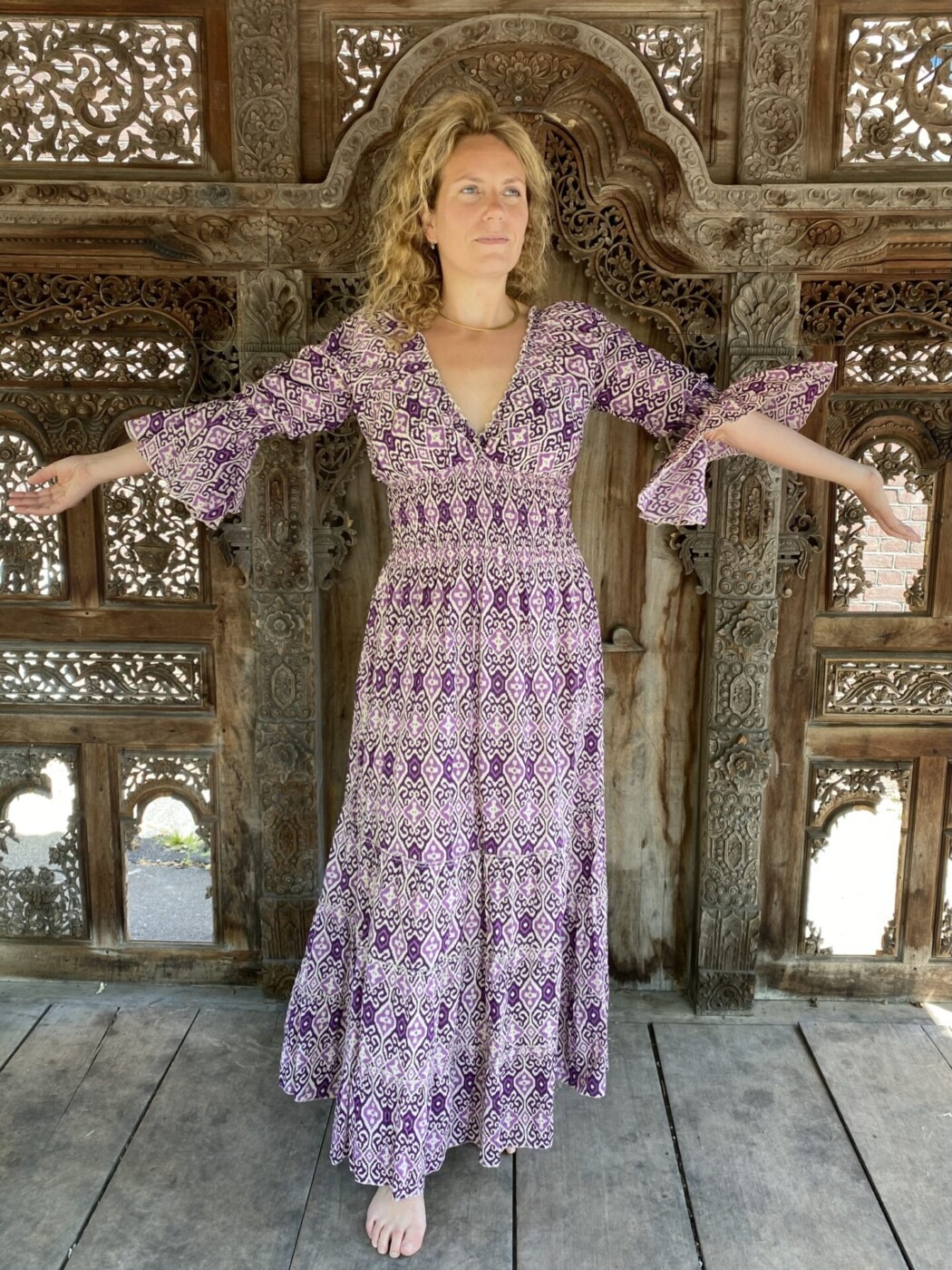 Schitterende lange zomerjurk, gemaakt van blockprint stof die geheel met de hand gestempeld is in India. Superacht elastiek net onder de borst voor een mooie snit. Honderd procent katoen en past maat XS-XXL tot en met Cupmaat G