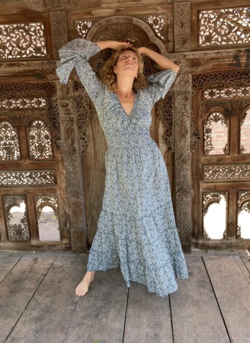 Schitterende lange zomerjurk, gemaakt van blockprint stof die geheel met de hand gestempeld is in India. Superacht elastiek net onder de borst voor een mooie snit. Honderd procent katoen en past maat XS-XXL tot en met Cupmaat G