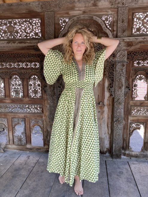 Schitterende driekwart lange zomerjurk, gemaakt van katoenen blockprint stof die geheel met de hand gestempeld is in India. Superzacht elastiek net onder de borst voor een mooie snit. Honderd procent katoen en past maat XS-XXL Dit model gaat tot en met Cupmaat C