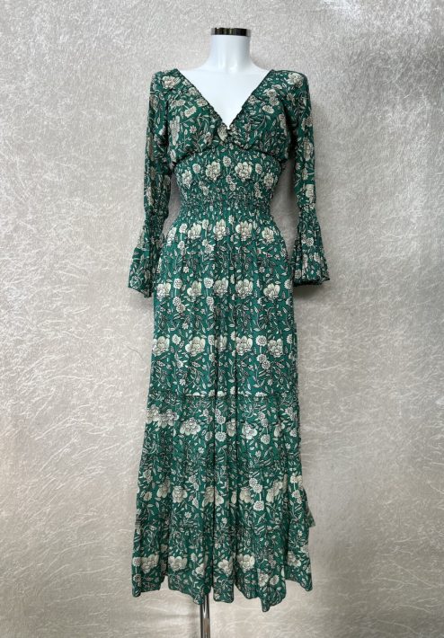 Schitterende lange zomerjurk, gemaakt van blockprint stof die geheel met de hand gestempeld is in India. Superacht elastiek net onder de borst voor een mooie snit. Honderd procent katoen en past maat XS-XXL tot en met Cupmaat G