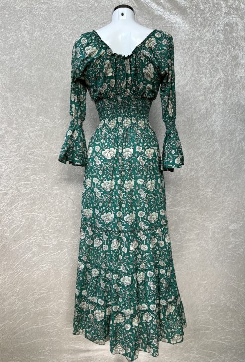 Schitterende lange zomerjurk, gemaakt van blockprint stof die geheel met de hand gestempeld is in India. Superacht elastiek net onder de borst voor een mooie snit. Honderd procent katoen en past maat XS-XXL tot en met Cupmaat G