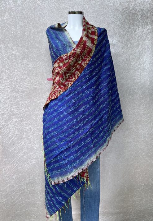 Heel grote sjaal gemaakt van vintage sari's uit India. Twee sari's worden aan elkaar genaaid, dus voor en achterizjde zijn verschillend. Elke sjaal wordt daarna met de kantha techniek door en door geregen met de hand! Elke sjaal is uniek want van vintage, upcycled sari's. Een unieke sjaal!