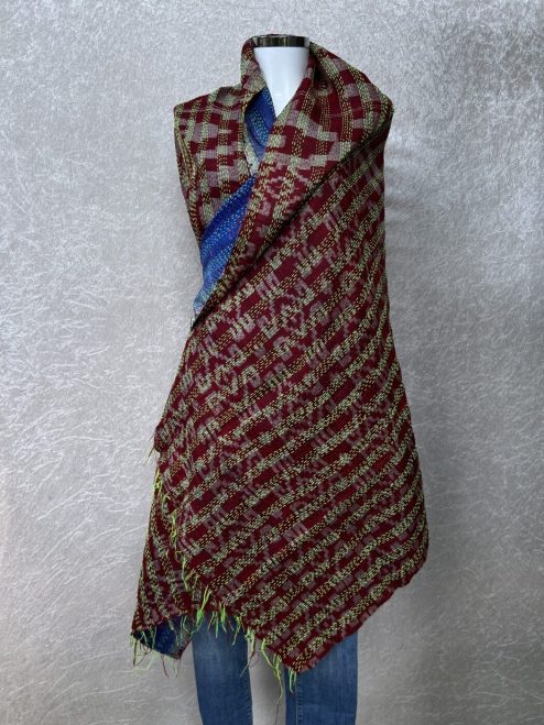 Heel grote sjaal gemaakt van vintage sari's uit India. Twee sari's worden aan elkaar genaaid, dus voor en achterizjde zijn verschillend. Elke sjaal wordt daarna met de kantha techniek door en door geregen met de hand! Elke sjaal is uniek want van vintage, upcycled sari's. Een unieke sjaal!