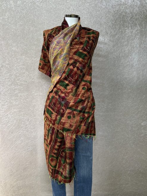 Heel grote sjaal gemaakt van vintage sari's uit India. Twee sari's worden aan elkaar genaaid, dus voor en achterizjde zijn verschillend. Elke sjaal wordt daarna met de kantha techniek door en door geregen met de hand! Elke sjaal is uniek want van vintage, upcycled sari's. Een unieke sjaal!