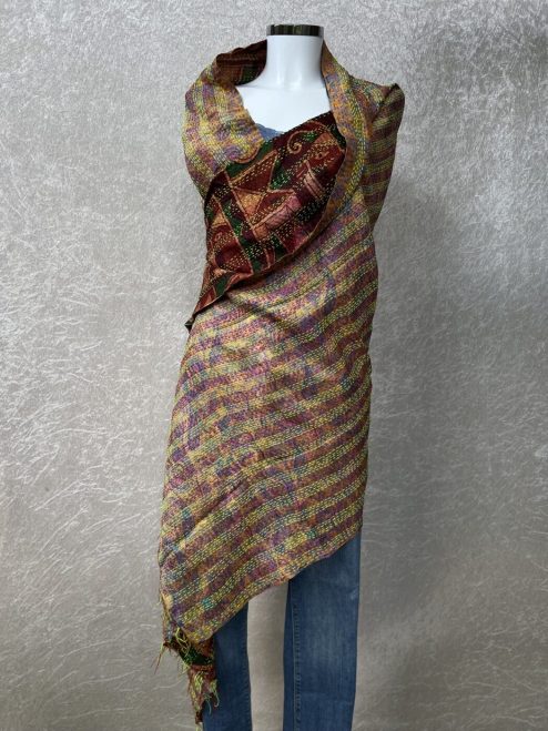 Heel grote sjaal gemaakt van vintage sari's uit India. Twee sari's worden aan elkaar genaaid, dus voor en achterizjde zijn verschillend. Elke sjaal wordt daarna met de kantha techniek door en door geregen met de hand! Elke sjaal is uniek want van vintage, upcycled sari's. Een unieke sjaal!