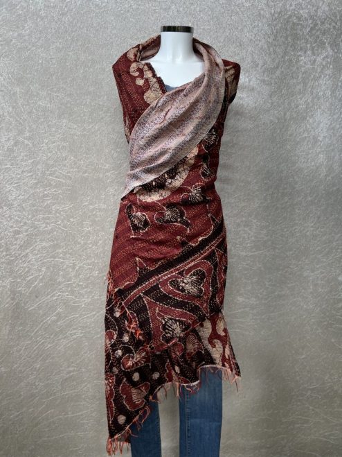 Heel grote sjaal gemaakt van vintage sari's uit India. Twee sari's worden aan elkaar genaaid, dus voor en achterizjde zijn verschillend. Elke sjaal wordt daarna met de kantha techniek door en door geregen met de hand! Elke sjaal is uniek want van vintage, upcycled sari's. Een unieke sjaal!