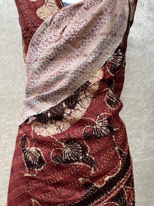 Heel grote sjaal gemaakt van vintage sari's uit India. Twee sari's worden aan elkaar genaaid, dus voor en achterizjde zijn verschillend. Elke sjaal wordt daarna met de kantha techniek door en door geregen met de hand! Elke sjaal is uniek want van vintage, upcycled sari's. Een unieke sjaal!