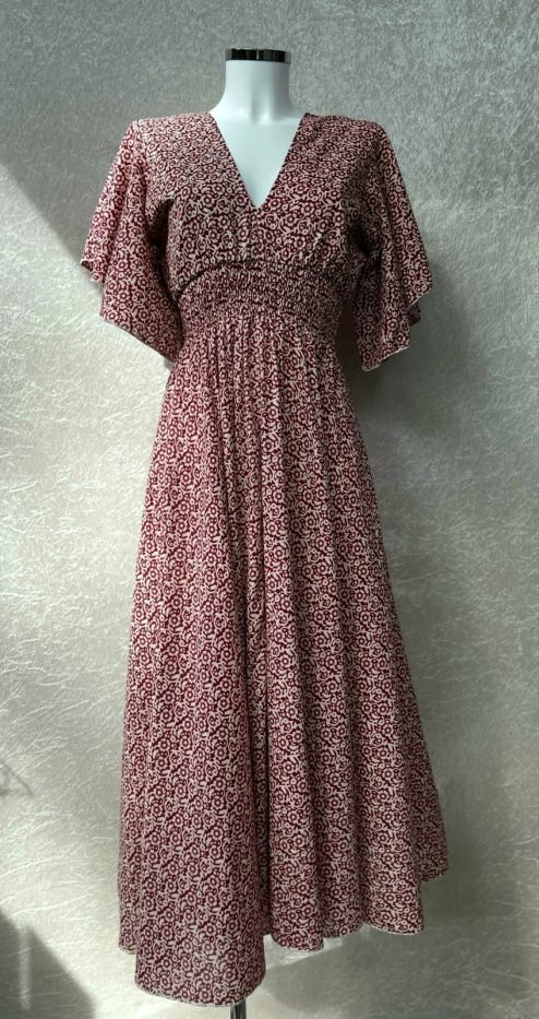 Schitterende driekwart lange zomerjurk, gemaakt van katoenen blockprint stof die geheel met de hand gestempeld is in India. Superzacht elastiek net onder de borst voor een mooie snit. Honderd procent katoen en past maat XS-XXL Dit model gaat tot en met Cupmaat C