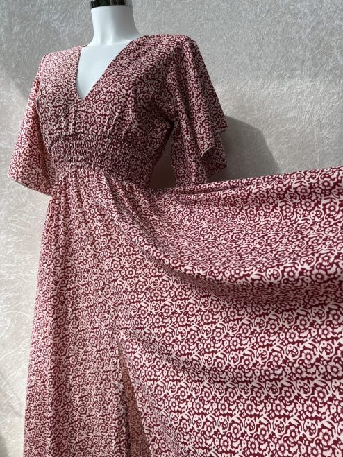 Schitterende driekwart lange zomerjurk, gemaakt van katoenen blockprint stof die geheel met de hand gestempeld is in India. Superzacht elastiek net onder de borst voor een mooie snit. Honderd procent katoen en past maat XS-XXL Dit model gaat tot en met Cupmaat C