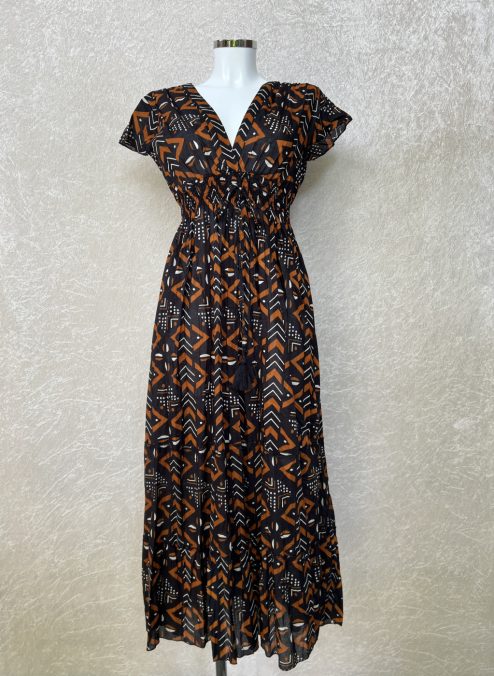 Schitterende lange zomerjurk, gemaakt van katoenen blockprint stof die geheel met de hand gestempeld is in India. Superzacht elastiek net onder de borst voor een mooie snit. Honderd procent katoen en past maat XS-L.Dit model past tot en met Cupmaat C