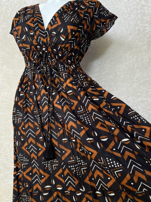 Schitterende lange zomerjurk, gemaakt van katoenen blockprint stof die geheel met de hand gestempeld is in India. Superzacht elastiek net onder de borst voor een mooie snit. Honderd procent katoen en past maat XS-L.Dit model past tot en met Cupmaat C