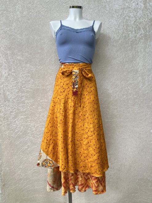 Vintage sari wikkelrok uit India, die aan twee kanten te dragen is. Dubbelzijdig dus! Gemaakt van tweedehands sari's dus elke rok is uniek. Past met maten XS-XXL. Upcycled en recycled fashion uit India.