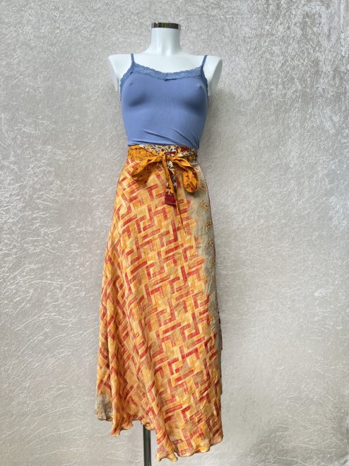 Vintage sari wikkelrok uit India, die aan twee kanten te dragen is. Dubbelzijdig dus! Gemaakt van tweedehands sari's dus elke rok is uniek. Past met maten XS-XXL. Upcycled en recycled fashion uit India.