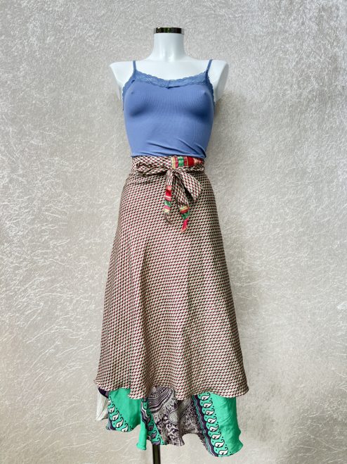 Vintage sari wikkelrok uit India, die aan twee kanten te dragen is. Dubbelzijdig dus! Gemaakt van tweedehands sari's dus elke rok is uniek. Past met maten XS-XXL. Upcycled en recycled fashion uit India.