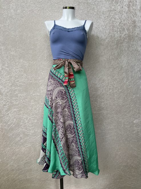 Vintage sari wikkelrok uit India, die aan twee kanten te dragen is. Dubbelzijdig dus! Gemaakt van tweedehands sari's dus elke rok is uniek. Past met maten XS-XXL. Upcycled en recycled fashion uit India.