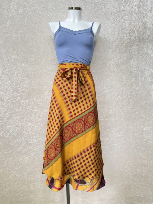 Vintage sari wikkelrok uit India, die aan twee kanten te dragen is. Dubbelzijdig dus! Gemaakt van tweedehands sari's dus elke rok is uniek. Past met maten XS-XXL. Upcycled en recycled fashion uit India.