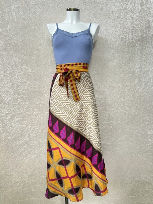 Vintage sari wikkelrok uit India, die aan twee kanten te dragen is. Dubbelzijdig dus! Gemaakt van tweedehands sari's dus elke rok is uniek. Past met maten XS-XXL. Upcycled en recycled fashion uit India.