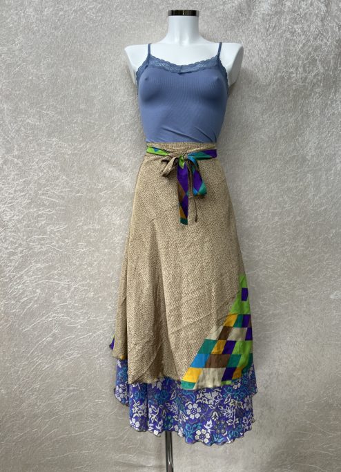 Vintage sari wikkelrok uit India, die aan twee kanten te dragen is. Dubbelzijdig dus! Gemaakt van tweedehands sari's dus elke rok is uniek. Past met maten XS-XXL. Upcycled en recycled fashion uit India.