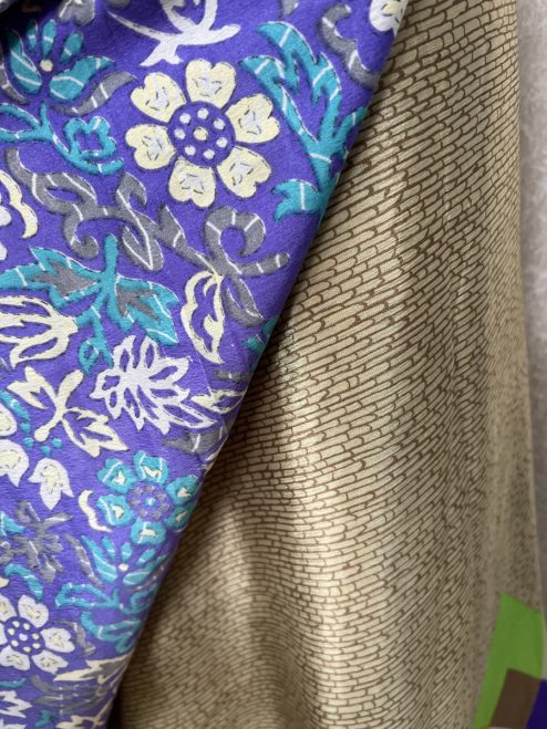 Vintage sari wikkelrok uit India, die aan twee kanten te dragen is. Dubbelzijdig dus! Gemaakt van tweedehands sari's dus elke rok is uniek. Past met maten XS-XXL. Upcycled en recycled fashion uit India.