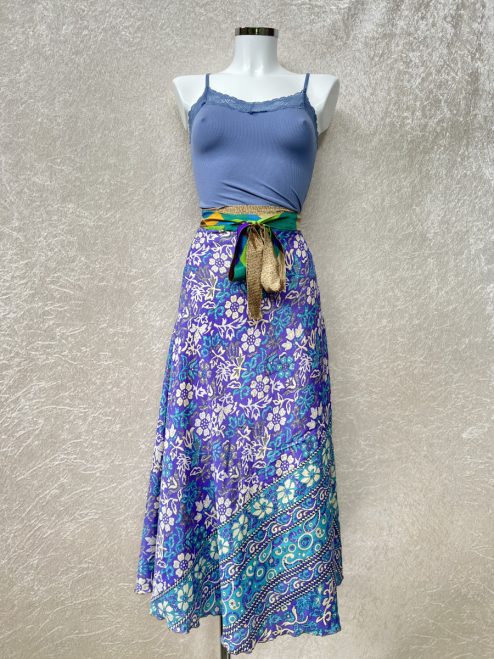 Vintage sari wikkelrok uit India, die aan twee kanten te dragen is. Dubbelzijdig dus! Gemaakt van tweedehands sari's dus elke rok is uniek. Past met maten XS-XXL. Upcycled en recycled fashion uit India.