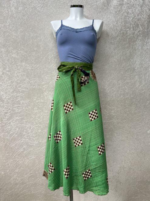 Vintage sari wikkelrok uit India, die aan twee kanten te dragen is. Dubbelzijdig dus! Gemaakt van tweedehands sari's dus elke rok is uniek. Past met maten XS-XXL. Upcycled en recycled fashion uit India.
