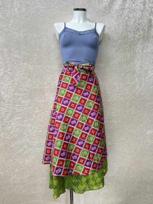 Vintage sari wikkelrok uit India, die aan twee kanten te dragen is. Dubbelzijdig dus! Gemaakt van tweedehands sari's dus elke rok is uniek. Past met maten XS-XXL. Upcycled en recycled fashion uit India.