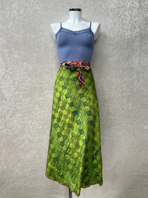 Vintage sari wikkelrok uit India, die aan twee kanten te dragen is. Dubbelzijdig dus! Gemaakt van tweedehands sari's dus elke rok is uniek. Past met maten XS-XXL. Upcycled en recycled fashion uit India.