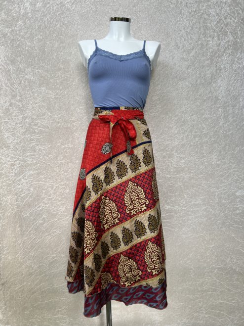 Vintage sari wikkelrok uit India, die aan twee kanten te dragen is. Dubbelzijdig dus! Gemaakt van tweedehands sari's dus elke rok is uniek. Past met maten XS-XXL. Upcycled en recycled fashion uit India.