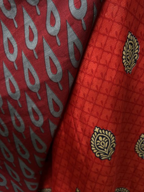 Vintage sari wikkelrok uit India, die aan twee kanten te dragen is. Dubbelzijdig dus! Gemaakt van tweedehands sari's dus elke rok is uniek. Past met maten XS-XXL. Upcycled en recycled fashion uit India.