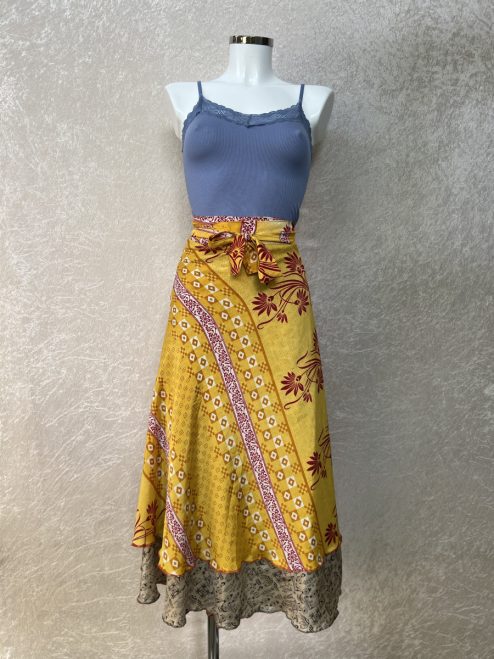 Vintage sari wikkelrok uit India, die aan twee kanten te dragen is. Dubbelzijdig dus! Gemaakt van tweedehands sari's dus elke rok is uniek. Past met maten XS-XXL. Upcycled en recycled fashion uit India.