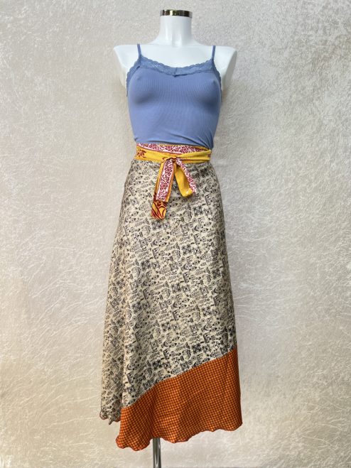 Vintage sari wikkelrok uit India, die aan twee kanten te dragen is. Dubbelzijdig dus! Gemaakt van tweedehands sari's dus elke rok is uniek. Past met maten XS-XXL. Upcycled en recycled fashion uit India.