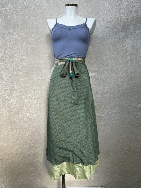 Vintage sari wikkelrok uit India, die aan twee kanten te dragen is. Dubbelzijdig dus! Gemaakt van tweedehands sari's dus elke rok is uniek. Past met maten XS-XXL. Upcycled en recycled fashion uit India.