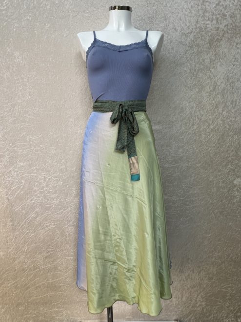 Vintage sari wikkelrok uit India, die aan twee kanten te dragen is. Dubbelzijdig dus! Gemaakt van tweedehands sari's dus elke rok is uniek. Past met maten XS-XXL. Upcycled en recycled fashion uit India.