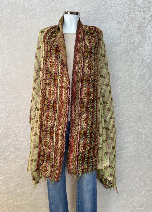 Kantha sjaal gemaakt van vintage sari materiaal uit India. De sjaal bestaat uit twee sari's dus aan beide kanten heeft de sjaal; een ander kleurpalet. De sjaal is geheel met de hand doorgeregen met rijgsteekjes, deze techniek heet kantha. Kantha is ontstaan uit armoede. Als vrouwen vroeger geen geld hadden om een nieuwe sari te kopen gebruikten ze deze techniek om te repareren. Vandaag is het cultureel erfgoed.