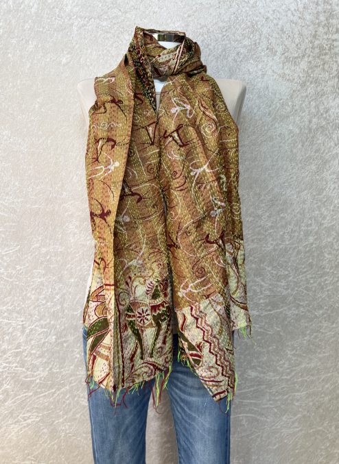 Kantha sjaal gemaakt van vintage sari materiaal uit India. De sjaal bestaat uit twee sari's dus aan beide kanten heeft de sjaal; een ander kleurpalet. De sjaal is geheel met de hand doorgeregen met rijgsteekjes, deze techniek heet kantha. Kantha is ontstaan uit armoede. Als vrouwen vroeger geen geld hadden om een nieuwe sari te kopen gebruikten ze deze techniek om te repareren. Vandaag is het cultureel erfgoed.