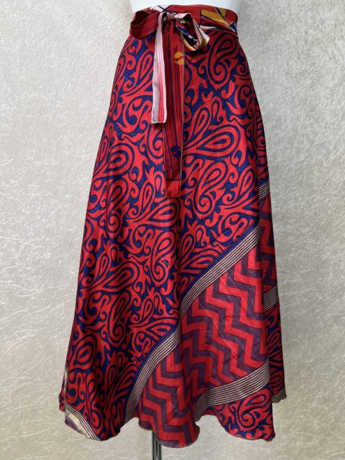 Vintage sari wikkelrok uit India, die aan twee kanten te dragen is. Dubbelzijdig dus! Gemaakt van tweedehands sari's dus elke rok is uniek. Past met maten XS-XXL. Upcycled en recycled fashion uit India.