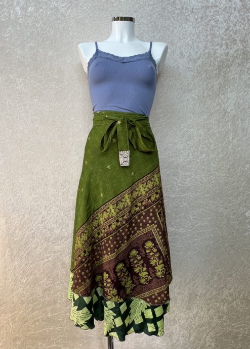 Vintage sari wikkelrok uit India, die aan twee kanten te dragen is. Dubbelzijdig dus! Gemaakt van tweedehands sari's dus elke rok is uniek. Past met maten XS-XXL. Upcycled en recycled fashion uit India.