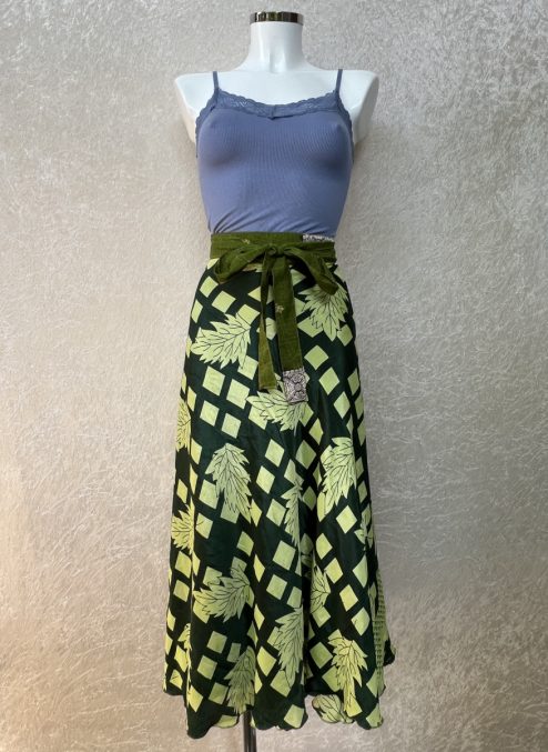 Vintage sari wikkelrok uit India, die aan twee kanten te dragen is. Dubbelzijdig dus! Gemaakt van tweedehands sari's dus elke rok is uniek. Past met maten XS-XXL. Upcycled en recycled fashion uit India.