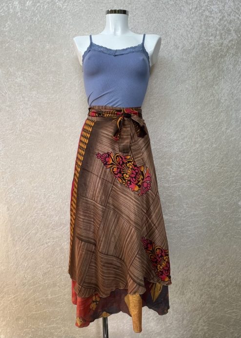 Vintage sari wikkelrok uit India, die aan twee kanten te dragen is. Dubbelzijdig dus! Gemaakt van tweedehands sari's dus elke rok is uniek. Past met maten XS-XXL. Upcycled en recycled fashion uit India.