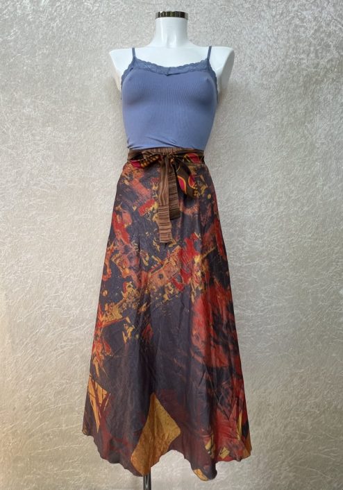 Vintage sari wikkelrok uit India, die aan twee kanten te dragen is. Dubbelzijdig dus! Gemaakt van tweedehands sari's dus elke rok is uniek. Past met maten XS-XXL. Upcycled en recycled fashion uit India.