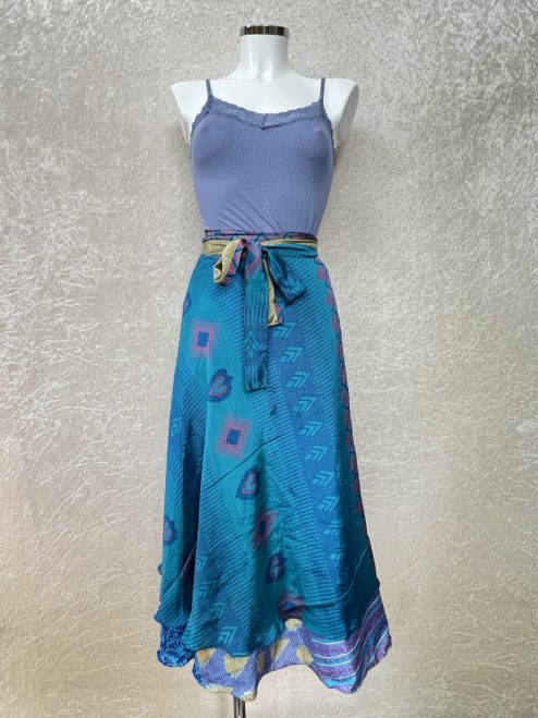Vintage sari wikkelrok uit India, die aan twee kanten te dragen is. Dubbelzijdig dus! Gemaakt van tweedehands sari's dus elke rok is uniek. Past met maten XS-XXL. Upcycled en recycled fashion uit India.