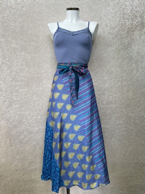 Vintage sari wikkelrok uit India, die aan twee kanten te dragen is. Dubbelzijdig dus! Gemaakt van tweedehands sari's dus elke rok is uniek. Past met maten XS-XXL. Upcycled en recycled fashion uit India.